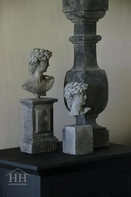Borstbeeld David op sokkel