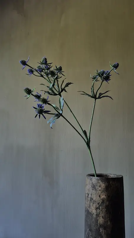 Distel kunsttak donkerblauw/paars - 64 cm