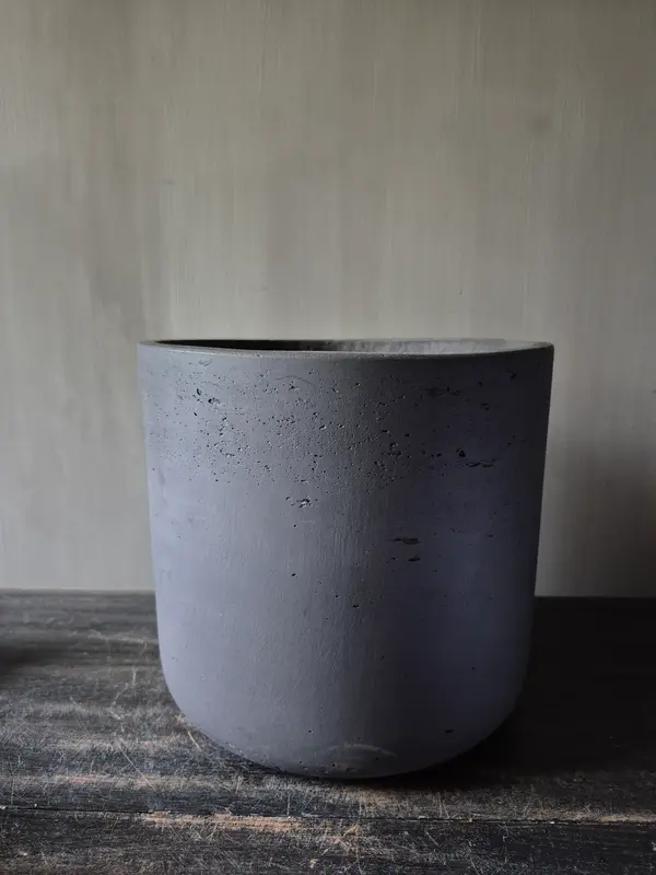 Donkergrijze aardewerk pot