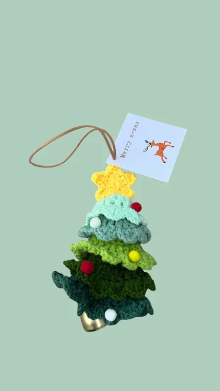 Hangende kerstboom met bel