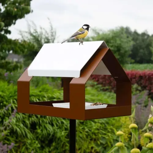 Heeej! vogelvoederhuis The Barn bruin met wit op paal