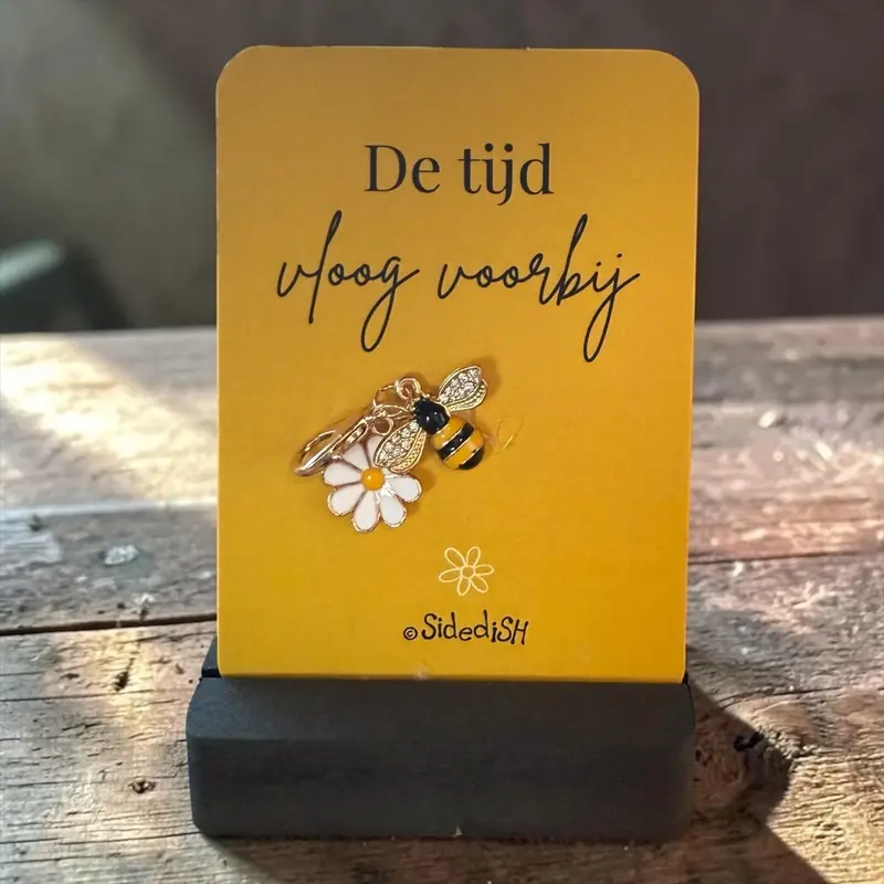 Kaartje op houdertje de tijd vloog voorbij
