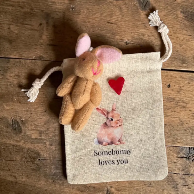 Konijn in zakje somebunny loves you