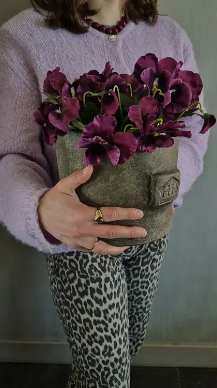 Kunstviool magenta met geel-wit hartje