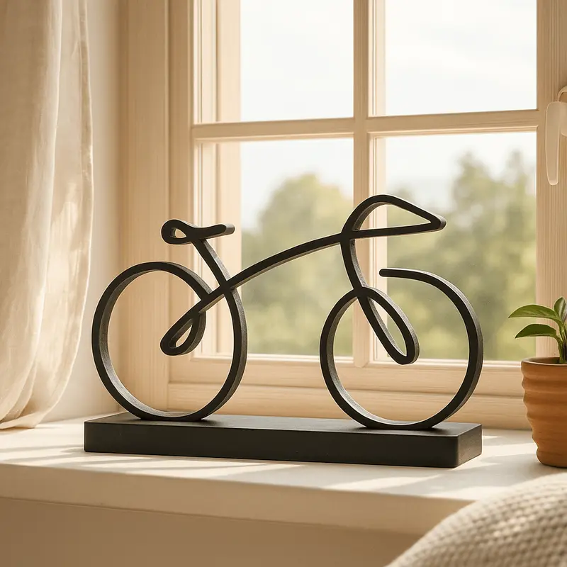 Moderne fietsdecoratie op voetstuk
