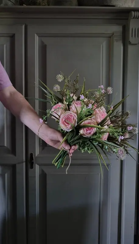 Pioenroosjes boeket roze 30 cm met echinops en gras - gebonden
