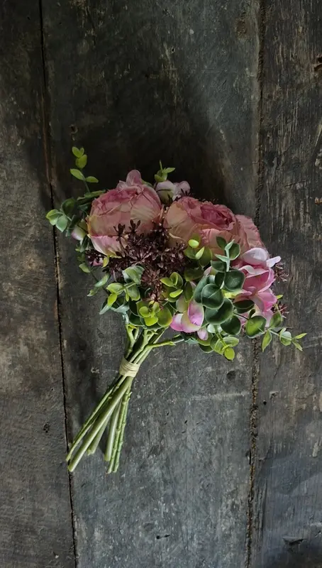 Pioenrozen boeketje donkerroze met eucalyptus 28 cm