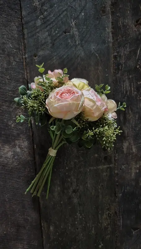Pioenrozen boeketje zalm met eucalyptus 28 cm