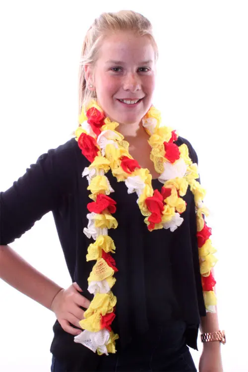 Sjaal met grote schelpjes rood/wit/geel Oeteldonk