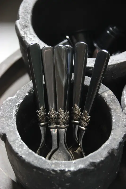 Theelepel met zwart handvat
