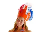 Tooi met veren en pailletten oranje